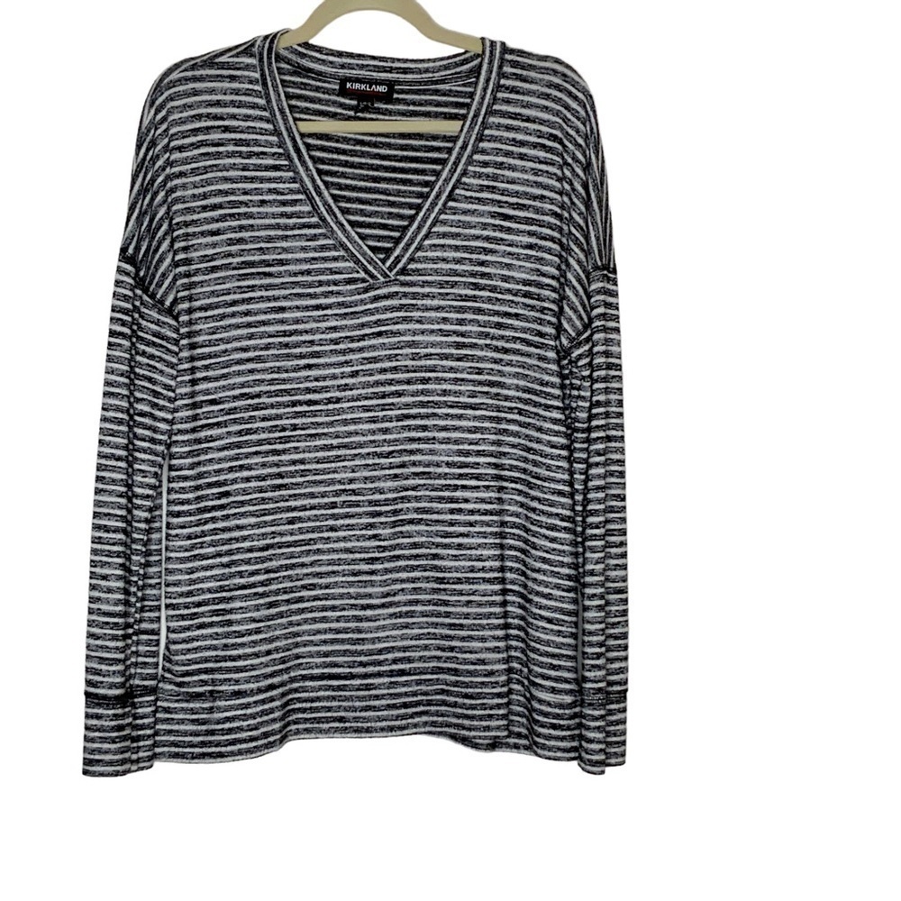 KIRKLAND signature black and white v neck long sleeve top. Size L